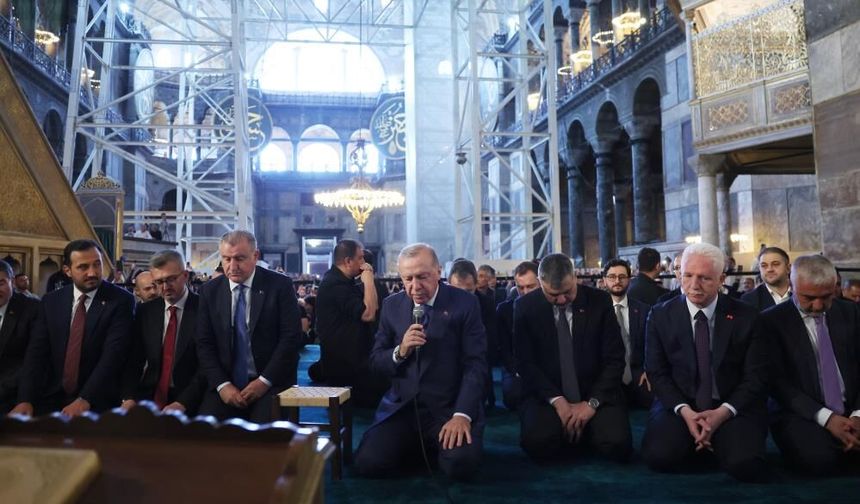 Erdoğan Ayasofya'da Kur'an-ı Kerim okudu: "Akşam İstanbul bir başka güzel olacak"