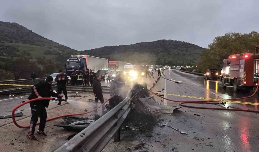Alev alan otomobilin sürücüsü feci şekilde can verdi!