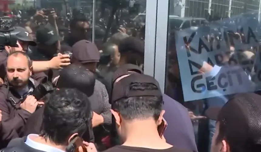 CHP Genel Merkezi’nde tahliye krizi Polis kapıya dayandı  içeride kritik bekleyiş sürüyor!