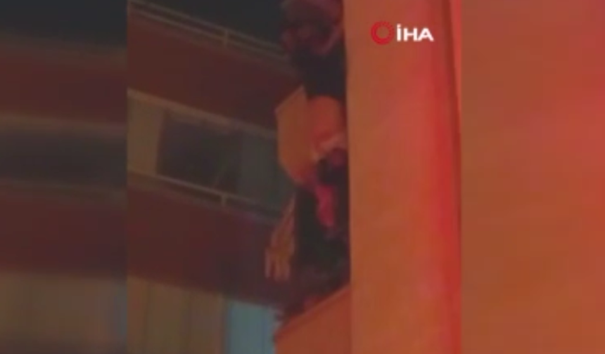 Ankara'da yürekleri ağza getiren olay: Baş aşağı balkondan sarktı, imdadına polis yetişti!