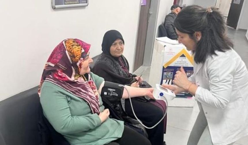 Ankara’da vatandaşlara ücretsiz tansiyon ölçümü yapıldı