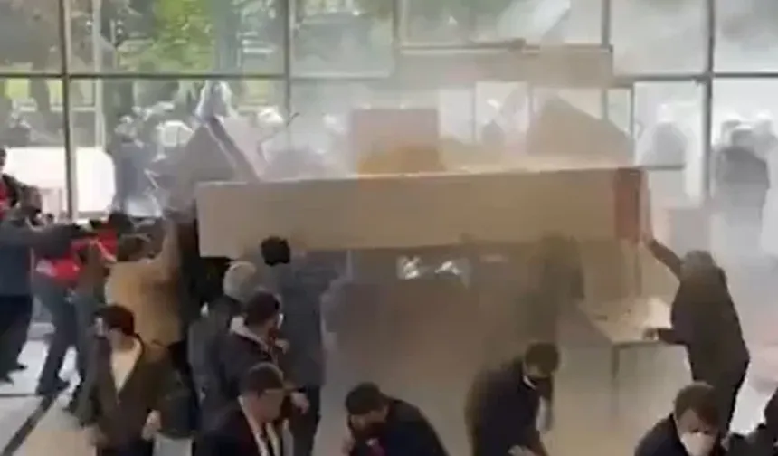 CHP Genel Merkezi’ne polis müdahalesi: Biber gazıyla binaya girdiler