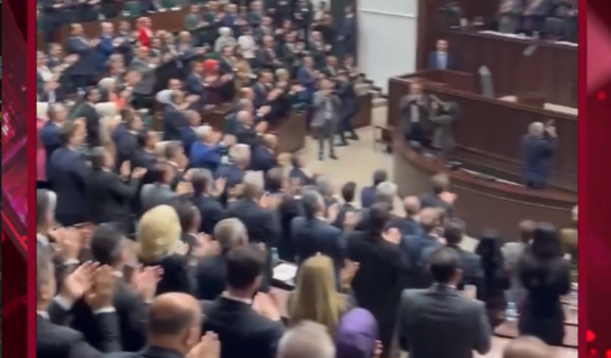 AK Parti grubunda duygusal anlar: Erdoğan’ın sözleri ayakta alkışlandı