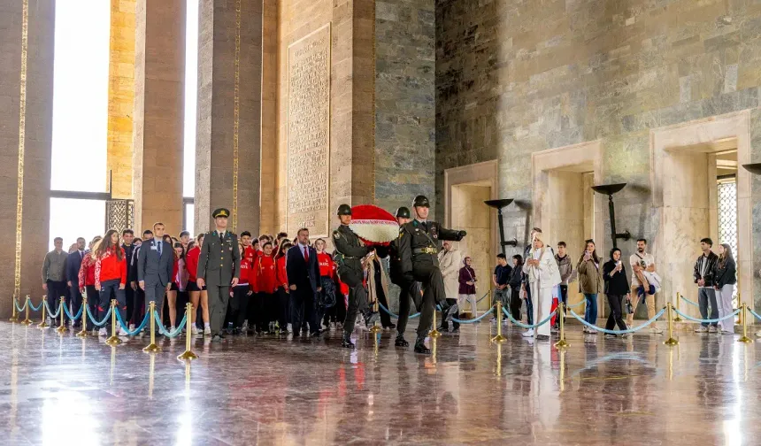 TMOK Başkanı Veli Ozan Çakır ve beraberindeki heyet Anıtkabir’i ziyaret etti
