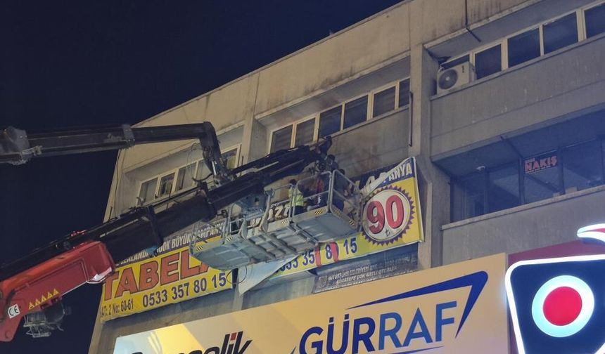 Ankara'da yönetmeliğe aykırı tabelalara gece operasyonu: Usulsüz olanlar kaldırıldı