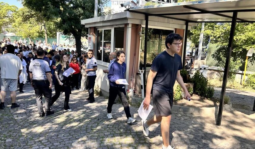 YKS'de ikinci gün heyecanı! 1,6 milyondan fazla aday AYT'de ter döküyor
