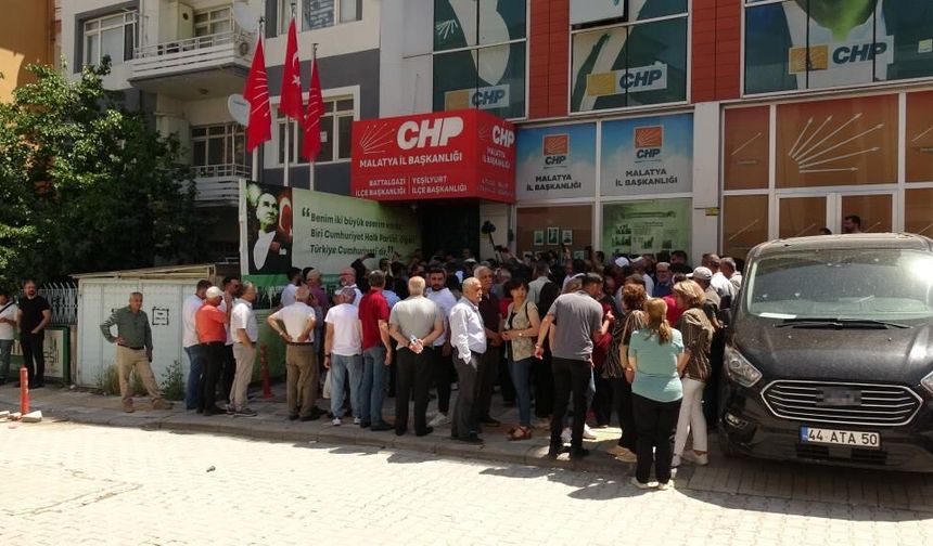 CHP Malatya İl Başkanlığı'nda devir teslim krizi! Gece çilingirle girildi, sabah ortalık karıştı