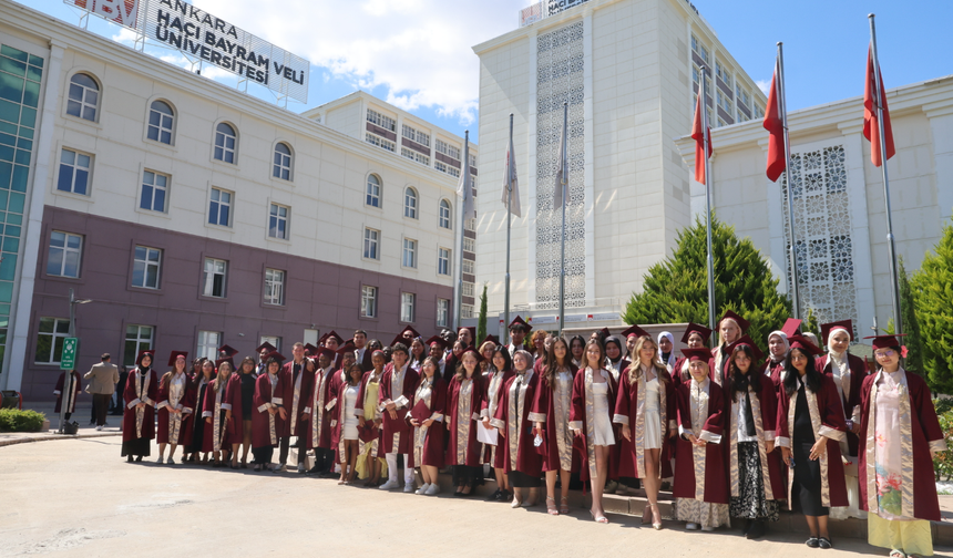 Uluslararası öğrenciler diplomalarını alarak kep attı