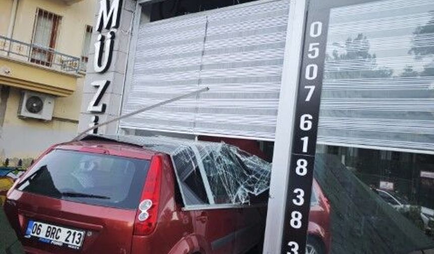 Ankara’da fren yerine gaza basan sürücü müzik kursuna daldı!