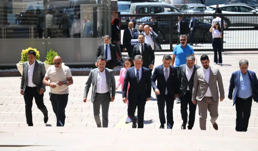 CHP'de Kurultay Hamlesi: 833 İmza Genel Merkez'e Teslim Edildi