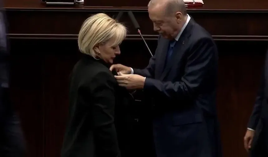 Nimet Özdemir AK Parti’ye katıldı: Rozetini Cumhurbaşkanı Erdoğan taktı