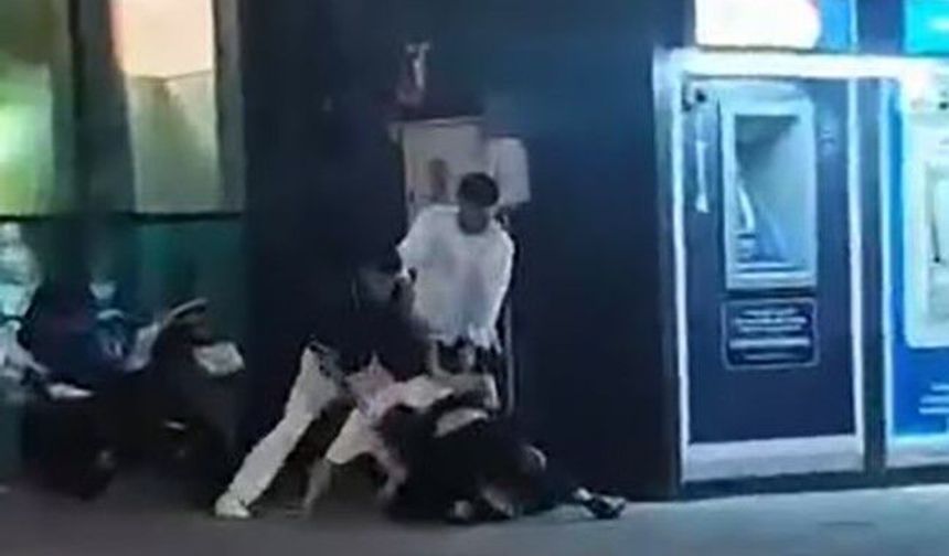 Dehşet anları kamerada! Yere yatırıp dakikalarca tekme ve yumruklarla dövdüler