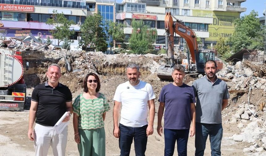 Pursaklar'da eski belediye binası yıkılacak! Yerine otoparklı modern meydan yapılıyor