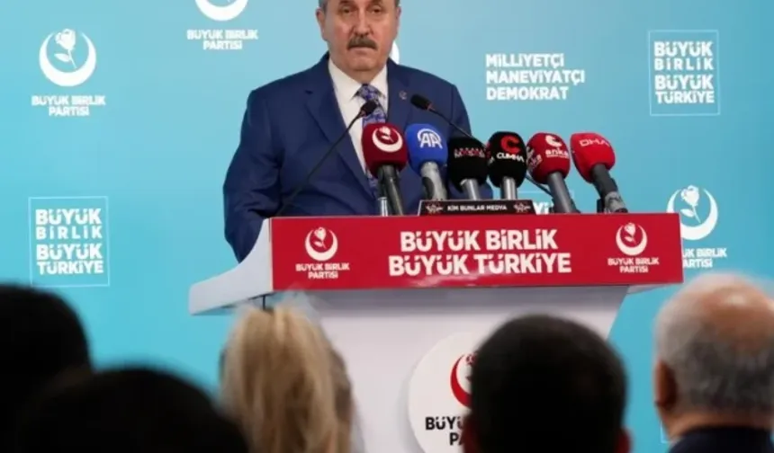 Mustafa Destici’den komedyen Deniz Göktaş’a sert tepki: 'Kutsalıma dil uzatırsan o dili koparırız'