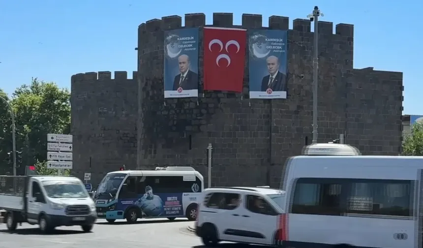 Diyarbakır’da dikkat çeken pankart: Tarihi surlara Bahçeli posteri asıldı