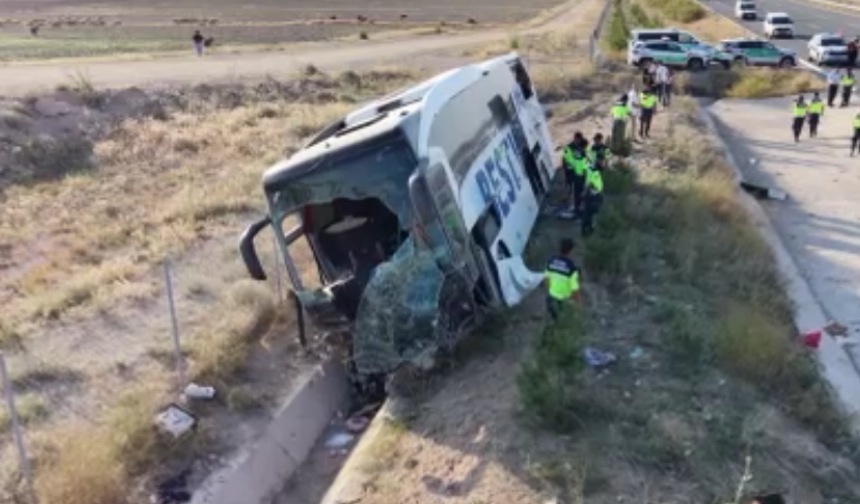 Aksaray'da feci kaza! Yolcu otobüsü devrildi, 44 kişi yaralandı