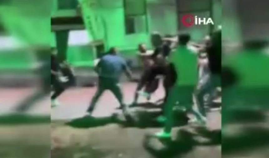 Ankara'da parkta tekme tokat kavga! Aileler birbirine girdi, ortalık savaş alanına döndü