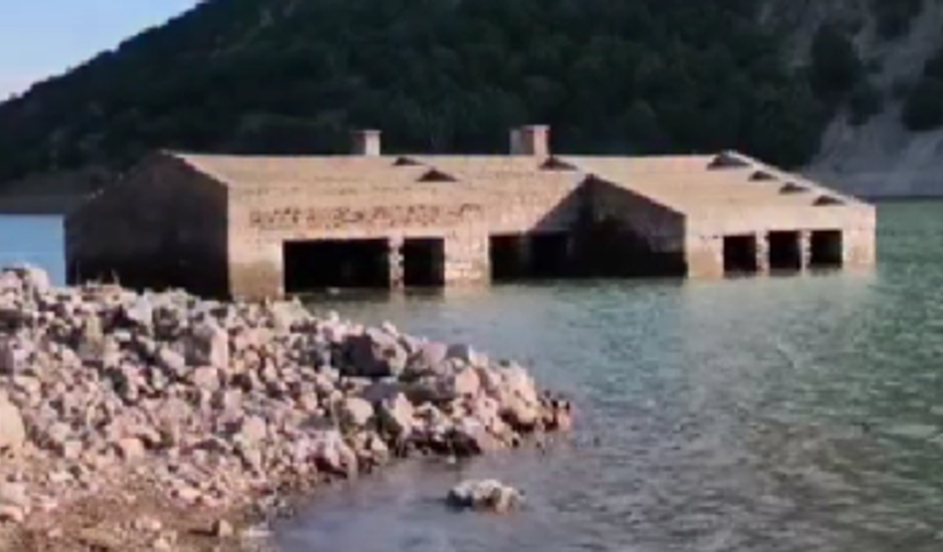 Ankara'daki Akyar Barajı'ndan çarpıcı görüntüler: Köy okulu sular altında kaldı!