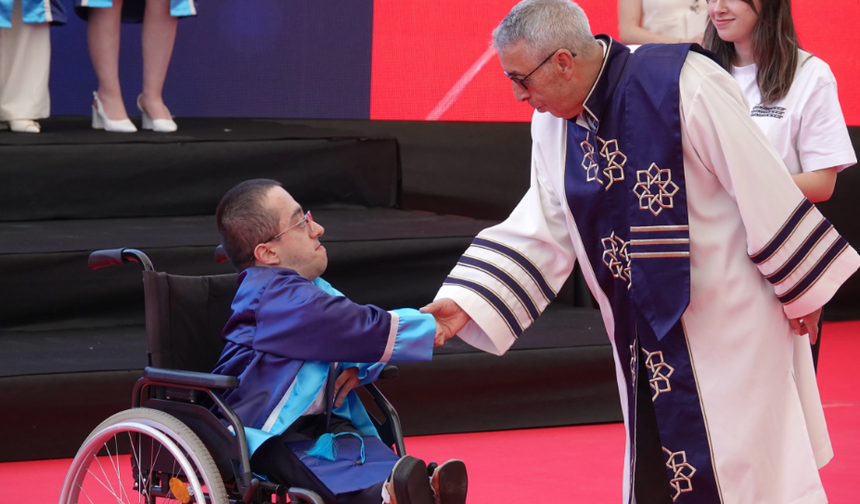 6 yıllık mücadele mutlu sonla bitti! Cam kemik hastası öğrenci Ankara'dan doktor olarak mezun oldu