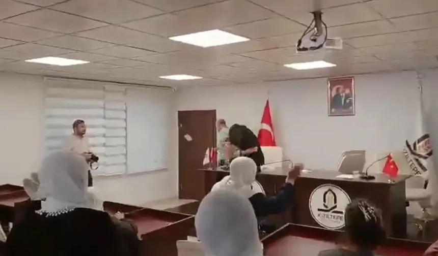 Kızıltepe Belediye Meclisi’nde yumurtalı protesto: “İhanet” ve “istifa” sloganları yükseldi