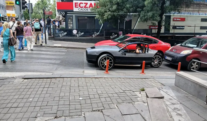 Tunalı Hilmi Caddesi'nde merak uyandıran üç tekerlekli lüks araç