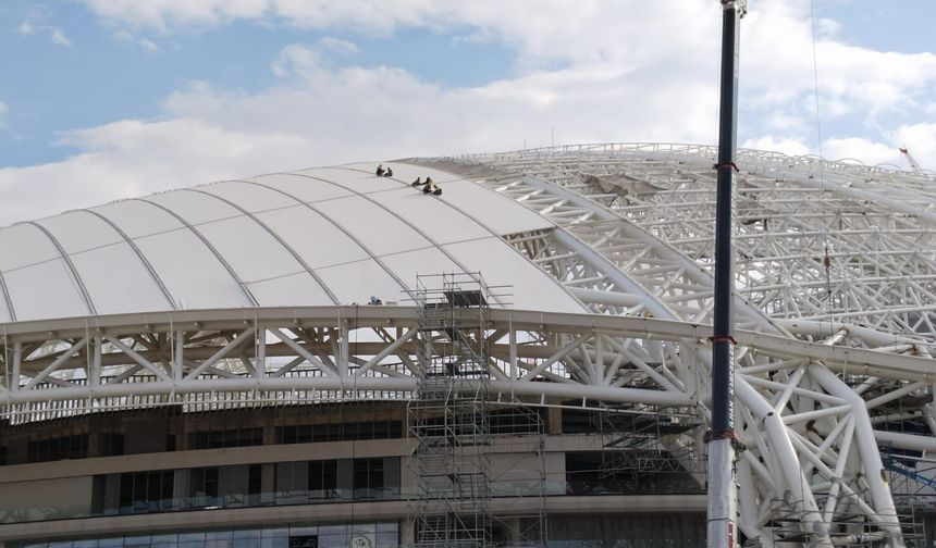 Başkentin 50 bin kişilik yeni stadı için işçiler çatıda çalışıyor