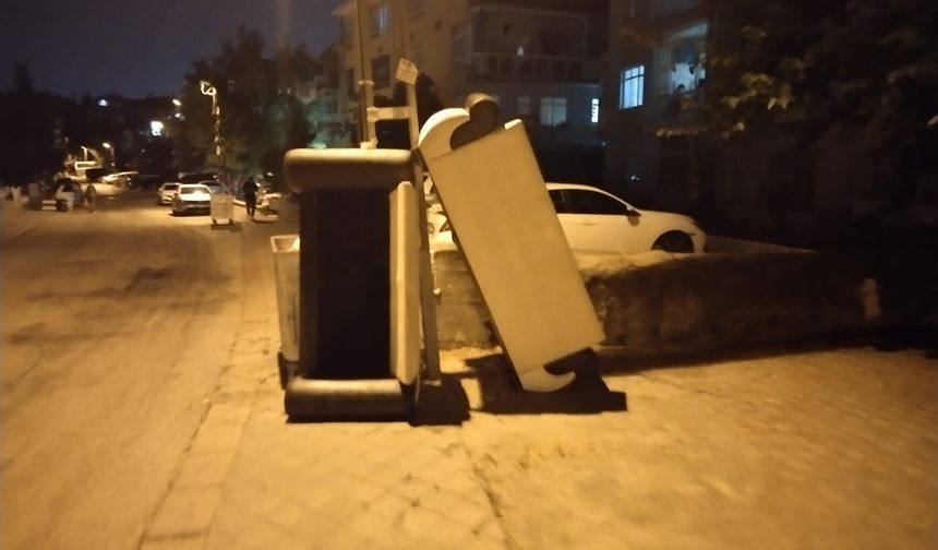 Mahalleyi çöplüğe çevirdiler!
