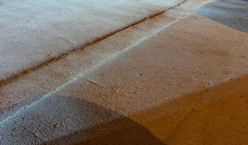 Aydınlıkevler’de yol boydan boya çöktü: Vatandaşlar acil çözüm bekliyor