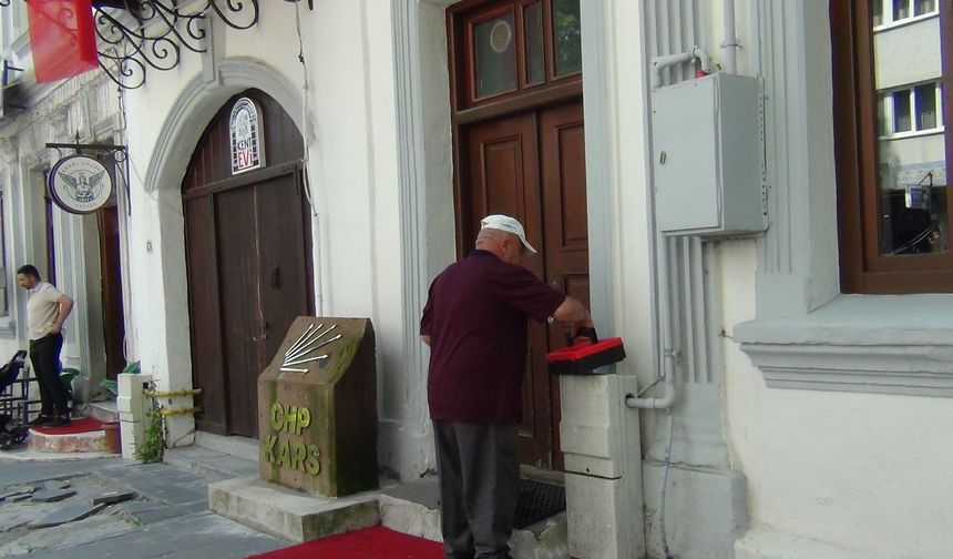 CHP Kars İl Başkanlığı'nda dikkat çeken devir: Yeni Başkan Baran Karahan parti binasına çilingirle girdi