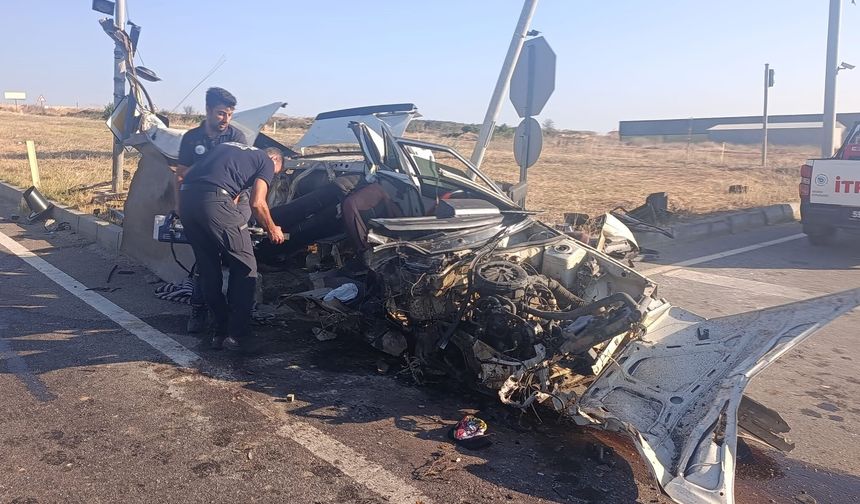 İkiye bölünen otomobilden sağ çıktı! Sürücü mucize eseri kurtuldu