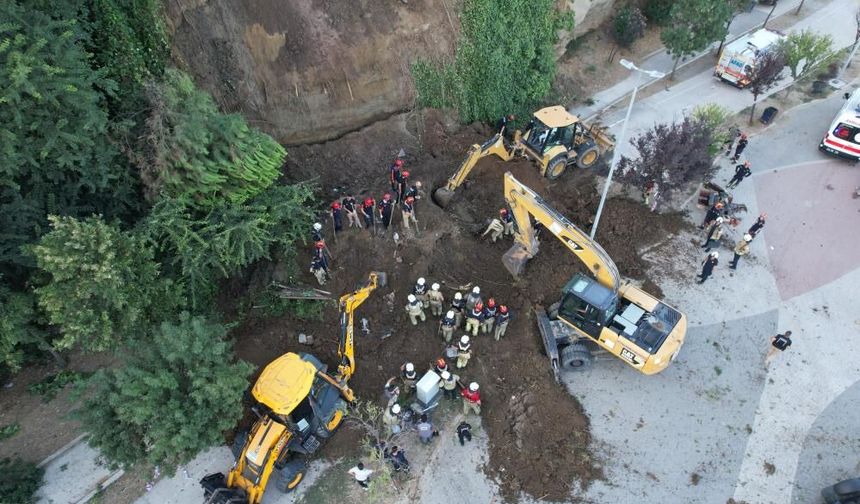 Büyükçekmece'de korku dolu anlar! Toprak kayması meydana gelen, 2 kişi göçük altında