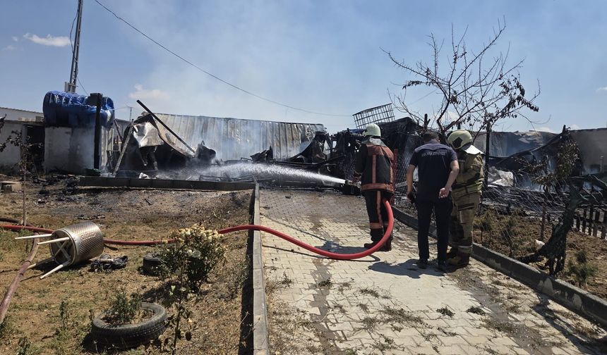 Ankara'da 3 ev alevlere teslim oldu! Evler kullanılamaz hale geldi