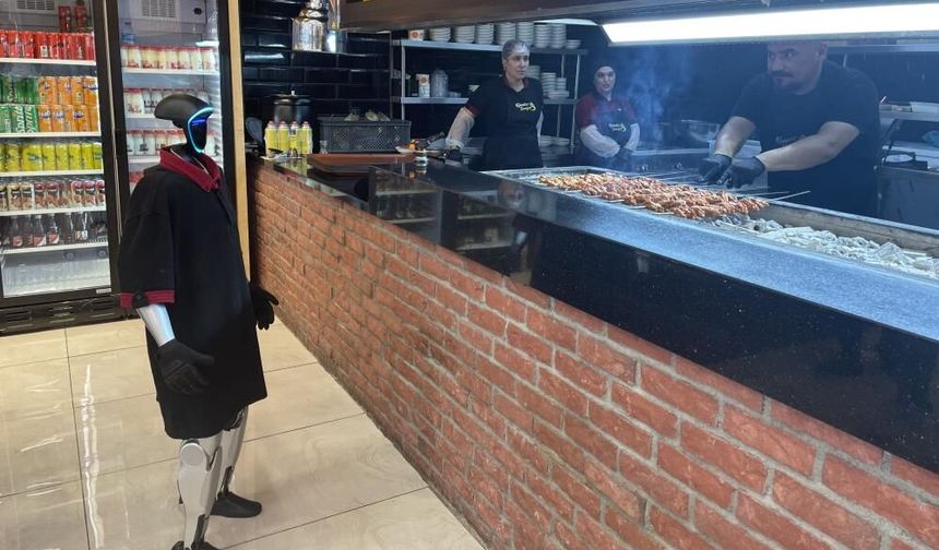 Ankara’daki restoranda ilginç çalışan: Robot garson Fiko'nun bir de maaşı var!