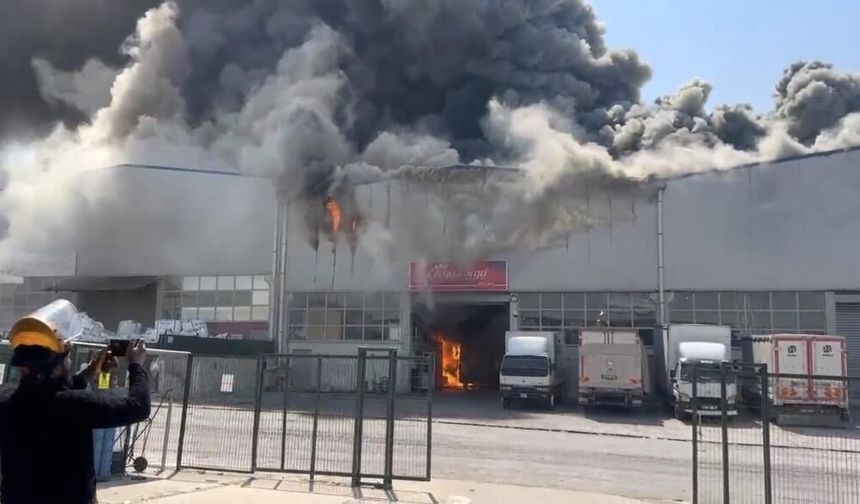 Ankara'da kargo deposunda yangın! Depo ve iki tır kullanılamaz hale geldi