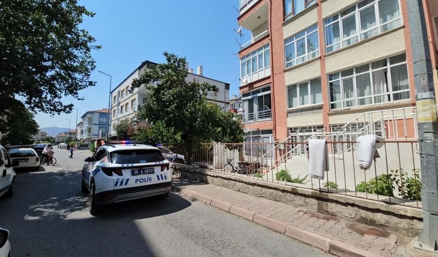 Boşanma aşamasındaki eşini evinin önünde bekledi, tartışmanın ardından bıçakladı!