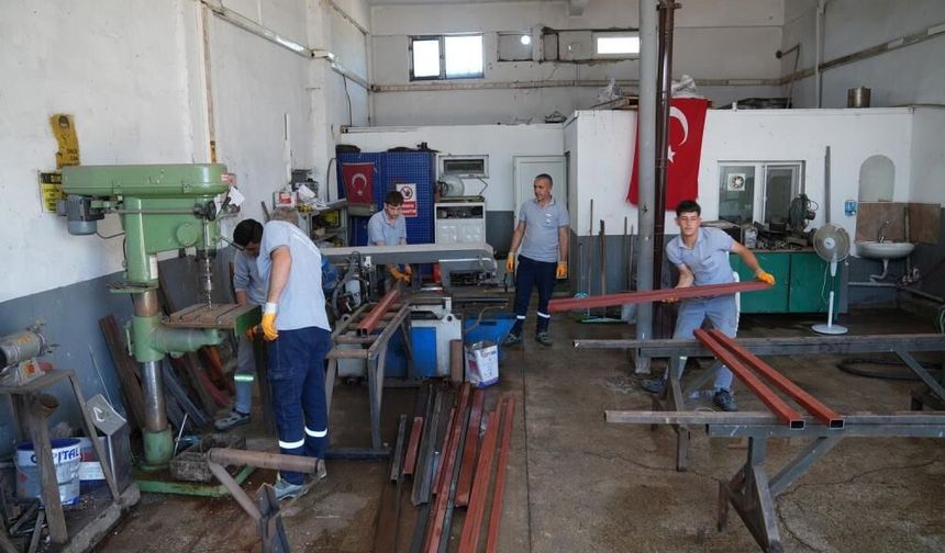 Gölbaşı Belediyesi kendi atölyeleriyle maliyetleri düşürüyor: Hizmetler hız kazanıyor