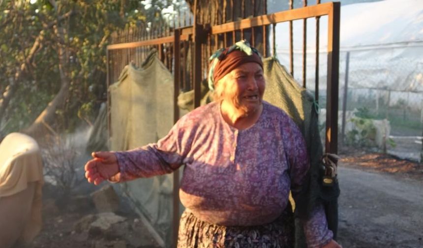 Antalya'da alevler mahalleyi sardı: 3 ev kül oldu, vatandaşlar gözyaşlarına boğuldu!