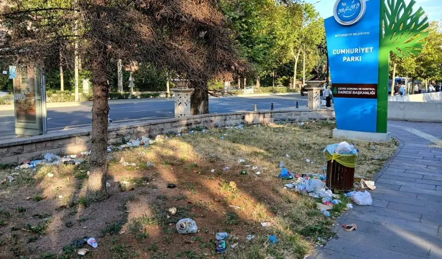 Sıhhiye'deki Cumhuriyet Parkı'nda çöp tepkisi: Bakımsız görüntüler dikkat çekiyor