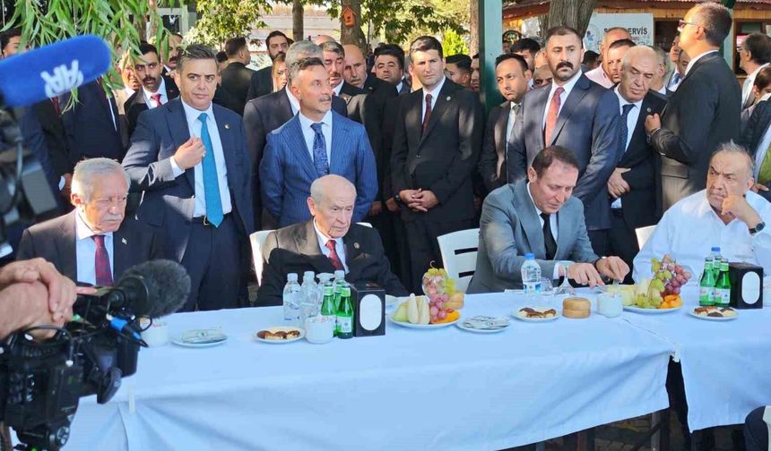 Bahçeli Ahlat'ta Vatandaşlarla Buluştu: Yarın Malazgirt'e Geçiyor
