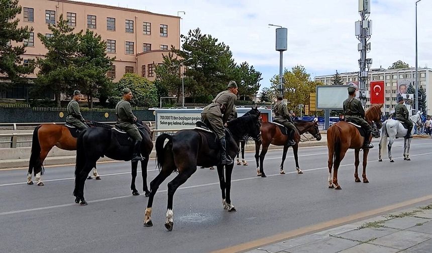 30 Ağustos Kortejinde tebessüm ettiren an: Süvari Atı İnönü Bulvarı’nı “Göle çevirdi”