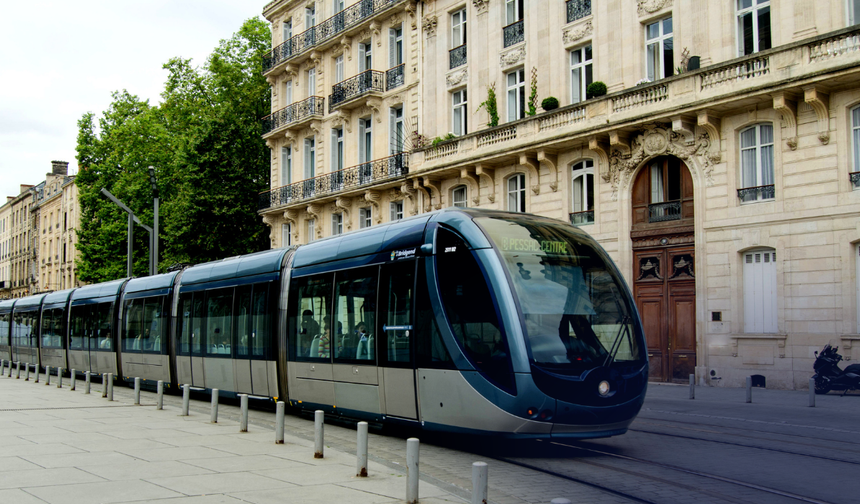 İstanbul'da korkutan kaza! Tramvay raydan çıktı, yolcular tahliye edildi