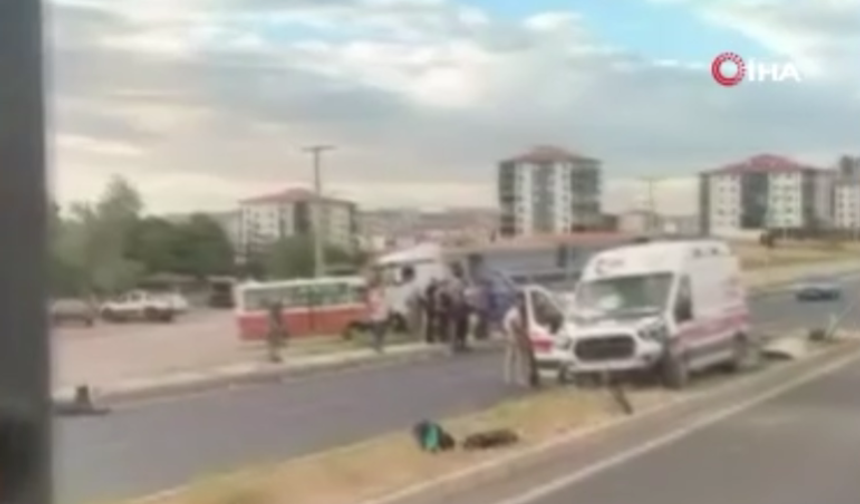 Ankara Polatlı'da yaralıya müdahaleye giden ambulans kaza yaptı: 5 kişi yaralandı!