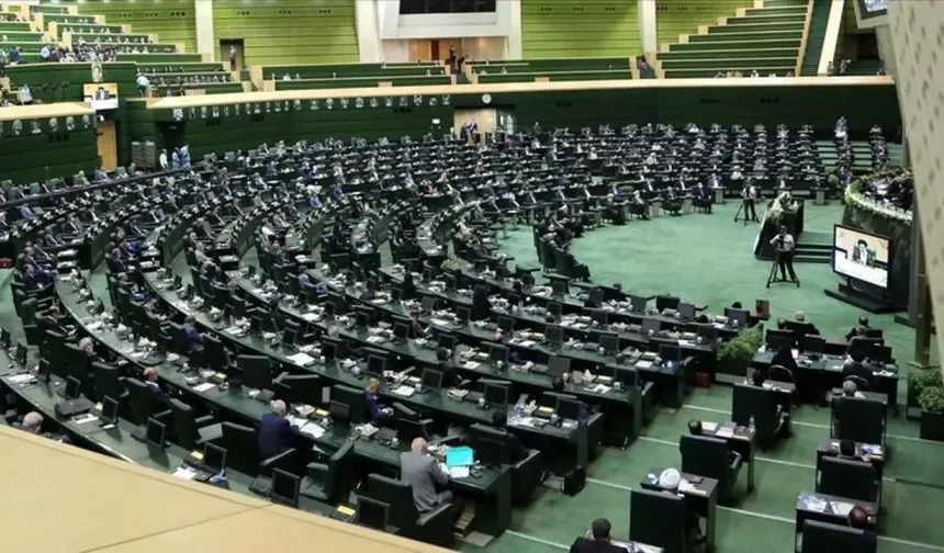 İran'dan Hürmüz Boğazı'nda dikkat çeken karar: Geçen gemilerden ücret alınacak