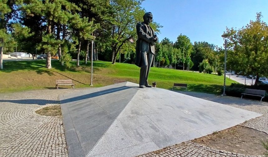 İnönü Parkı’ndaki heykel, Cumhuriyet Tarihine tanıklık ediyor