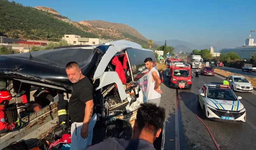 Milas'ta Feci Kaza: Yolcu Otobüsü Tıra Arkadan Çarptı, 2 Ölü
