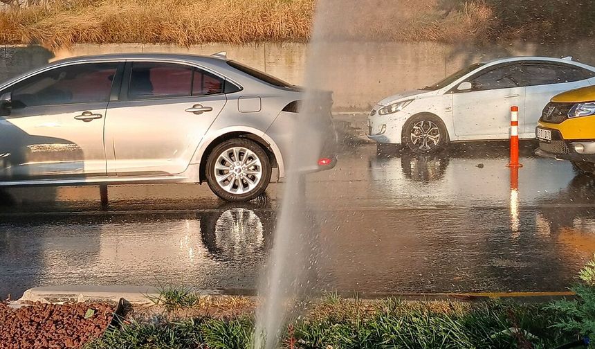 Ulus’ta patlayan sulama borusu araçları ıslattı, bulvarı su içinde bıraktı