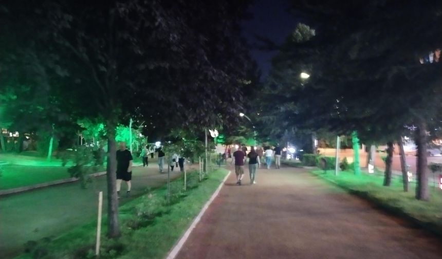 Akşam saatlerinde tüm Keçiörenlerin buluştuğu nokta Atatürk Botanik Parkı