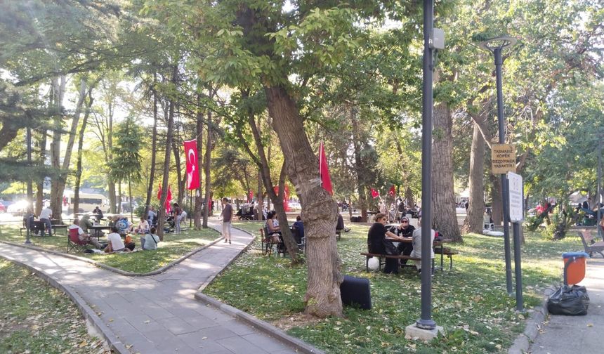 Gazilerin beklediği Kurtuluş Parkı'nda ambulans ve sağlık ekipleri bulunmuyor