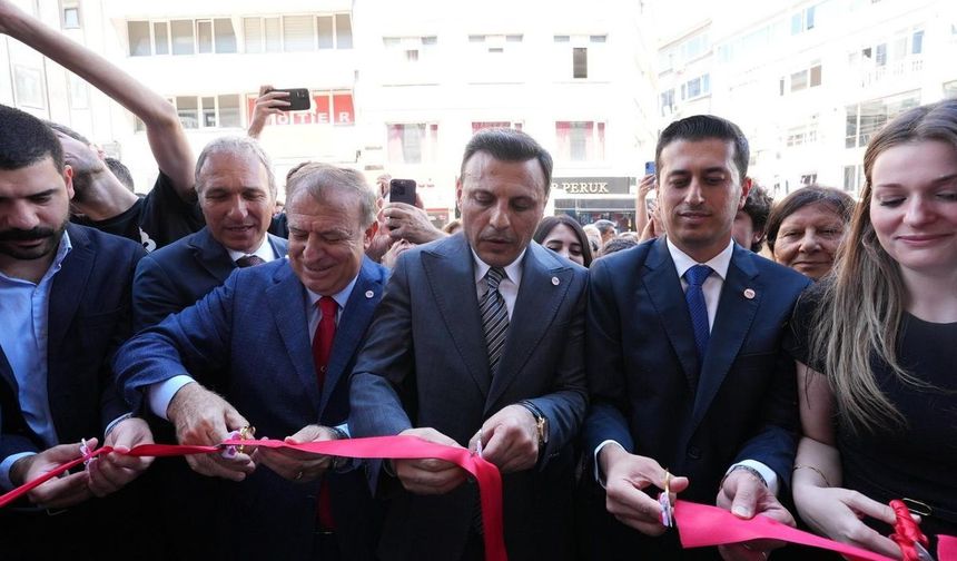 YENİ Parti Açılışında Dil Sürçmesi: İlçe Başkanı "İYİ Parti İktidara Hazır" Deyince Salon Güldü
