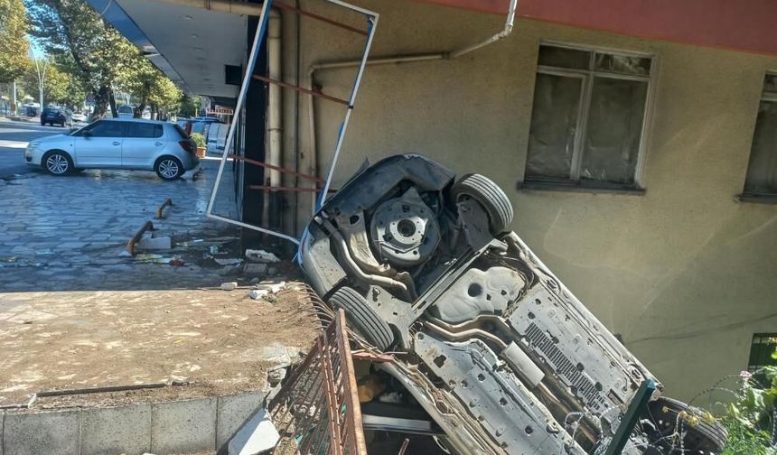 Ankara'da gece yarısı korkutan kaza: Otomobil yan dönerek korkuluklara çıktı!